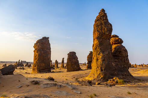 Saudi-Arabien, Provinz Medina, Al Ula, Algharameel-Felsen in der Abenddämmerung - RUNF04810