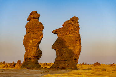 Saudi-Arabien, Provinz Medina, Al Ula, Algharameel-Felsen in der Abenddämmerung - RUNF04811