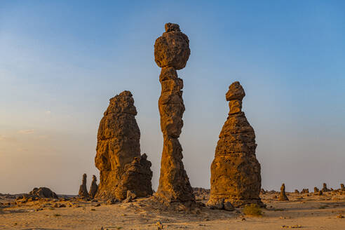 Saudi-Arabien, Provinz Medina, Al Ula, Algharameel-Felsen in der Abenddämmerung - RUNF04812