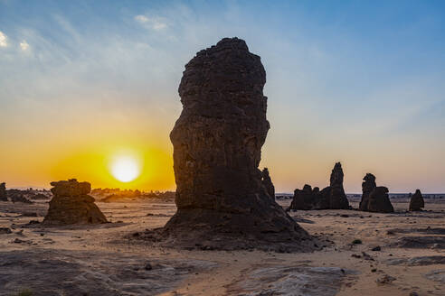 Saudi-Arabien, Provinz Medina, Al Ula, Algharameel-Felsen bei Sonnenuntergang - RUNF04814