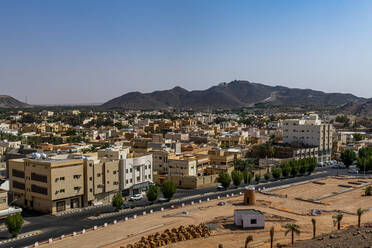Saudi-Arabien, Provinz Hail, Ha'il, Wüstenstadt mit Hügeln im Hintergrund - RUNF04821