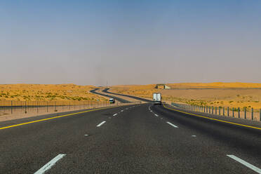 Saudi-Arabien, Mehrspurige Wüstenautobahn - RUNF04822