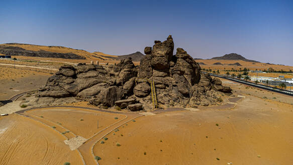 Saudi-Arabien, Provinz Hail, Jubbah, Luftaufnahme der Sandsteinaufschlüsse von Jebel Umm Sanman - RUNF04832