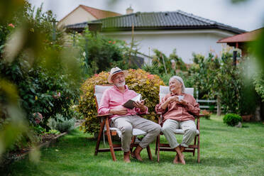 Glückliches Paar, das sich im Garten entspannt. - HPIF03717