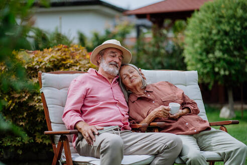 Glückliches Paar, das sich im Garten entspannt. - HPIF03719