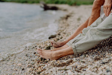 Close up Senioren Beine am Strand in der Nähe von Meer, ruhen zusammen. - HPIF03757