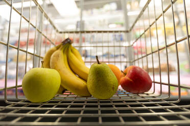Früchte in einem Einkaufswagen im Supermarkt, Inflationskonzept. - HPIF04052
