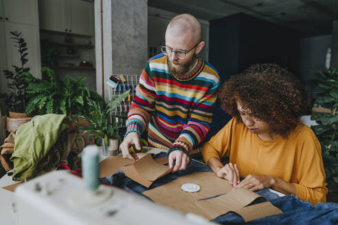 Modedesigner arbeiten in einem Workshop gemeinsam an Denim-Stoff - YTF00358