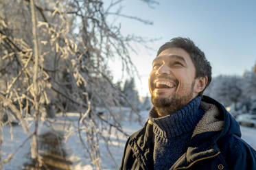 Glücklicher Mann genießt den Winter im Park - ANAF00662