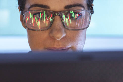 Börsenmakler bei der Analyse des Finanzmarktes mit Spiegelung auf der Brille - ABRF01040