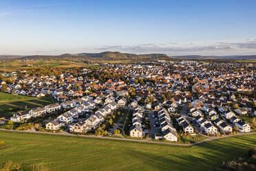Deutschland, Baden-Württemberg, Waiblingen, Luftaufnahme von Vorstadthäusern in einem modernen Neubaugebiet - WDF07201