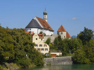 Deutschland, Bayern, Füssen, St. Stephan Kirche am Ufer des Lech - WIF04662