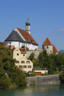 Deutschland, Bayern, Füssen, St. Stephan Kirche am Ufer des Lech - WIF04663