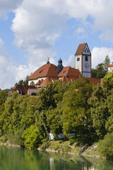 Deutschland, Bayern, Füssen, Kloster St. Mangs mit Lechufer im Vordergrund - WIF04668