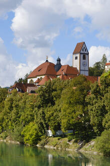 Deutschland, Bayern, Füssen, Kloster St. Mangs mit Lechufer im Vordergrund - WIF04668