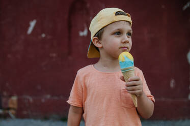 Ein kleiner süßer Junge mit Eis im Freien im Sommer - HPIF04437