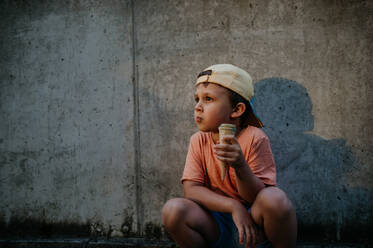Ein kleiner süßer Junge mit Eis im Freien im Sommer - HPIF04440