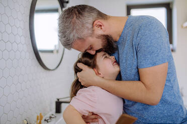 Ein Vater küsst seine kleine Tochter im Badezimmer. - HPIF04548