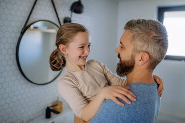 Ein Vater hat Spaß mit seiner kleinen Tochter im Badezimmer. - HPIF04570