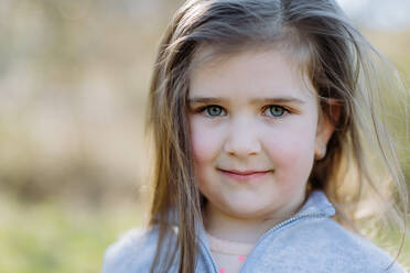 Porträt eines hübschen Mädchens im Sommerpark, das glücklich lächelnd in die Kamera schaut. - HPIF04594