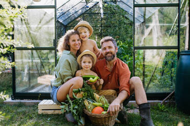 Eine Bauernfamilie mit frischer Ernte in einem Gewächshaus - HPIF04848