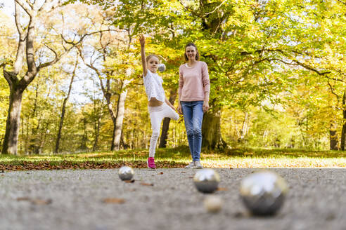 Glückliche Mutter und Tochter spielen Boule im Park - DIGF19666