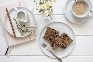 Studioaufnahme von einer Tasse Kaffee und selbstgemachten Kichererbsen-Blondies - EVGF04240