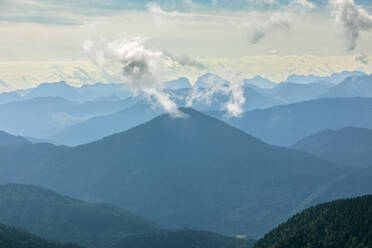 Deutschland, Bayern, Wolken schweben über bewaldeten Berggipfeln - FOF13240