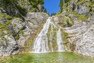 Deutschland, Bayern, Glasbachwasserfall im Sommer - FOF13249