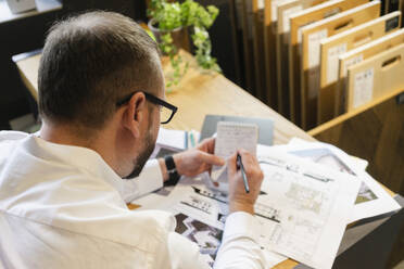 Architekt arbeitet an einem Projekt im Büro - SEAF01562