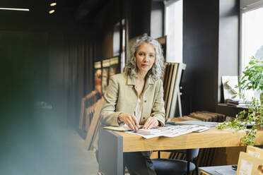 Porträt einer Architektin am Tisch im Büro - SEAF01567