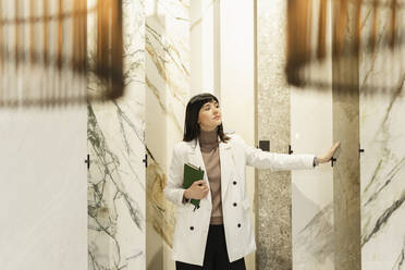 Woman touching marble plate in showroom - SEAF01633