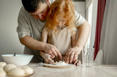 Father teaching daughter to prepare cheesecake at home - ANAF00722