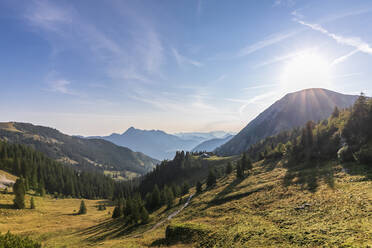 Deutschland, Bayern, Sommersonne über einem Tal in den Bayerischen Voralpen - FOF13255