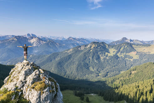 Deutschland, Bayern, Männlicher Wanderer auf dem Gipfel des Taubensteins - FOF13260