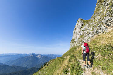 Deutschland, Bayern, Wanderin auf dem Weg zum Gipfel des Taubensteins - FOF13264