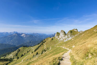 Deutschland, Bayern, Kurvenreicher Wanderweg in den Bayerischen Voralpen - FOF13265