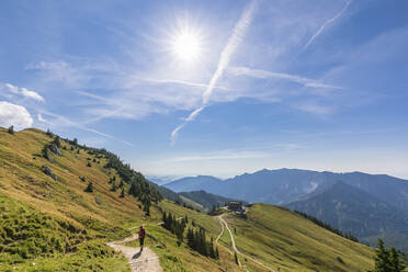 Deutschland, Bayern, Sonne scheint über Wanderin auf dem Weg zum Rotwandhaus - FOF13269