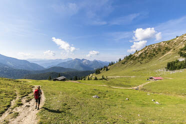 Deutschland, Bayern, Wanderin auf dem Weg zum Gipfel des Taubensteins - FOF13270