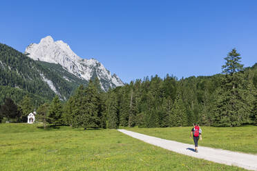 Deutschland, Bayern, Wanderin auf Wanderweg im Wettersteingebirge - FOF13274