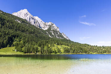 Deutschland, Bayern, Ferchensee im Sommer mit bewaldetem Bergrücken im Hintergrund - FOF13282