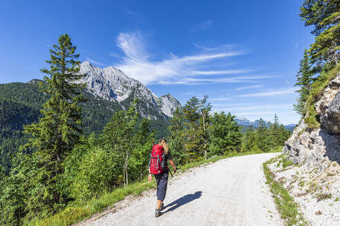 Deutschland, Bayern, Wanderin auf Wanderweg im Wettersteingebirge - FOF13285