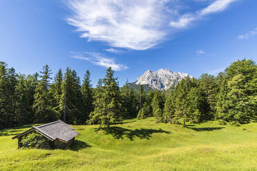 Germany, Bavaria, Secluded hut in Wetterstein mountains - FOF13286