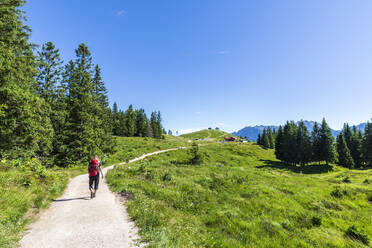 Deutschland, Bayern, Wanderin auf Wanderweg im Wettersteingebirge - FOF13287