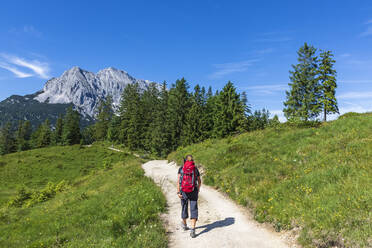 Deutschland, Bayern, Wanderin auf Wanderweg im Wettersteingebirge - FOF13288