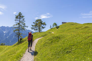 Germany, Bavaria, Female hiker on way to Hoher Kranzberg - FOF13291