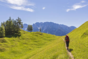 Deutschland, Bayern, Wanderin auf dem Weg zum Hohen Kranzberg - FOF13292