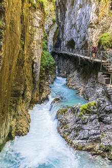 Österreich, Wanderin bewundert die Leutascher Ache, die durch die Leutascher Klamm fließt - FOF13300