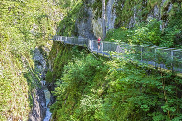 Österreich, Wanderin auf der Brücke über die Leutaschklamm - FOF13303