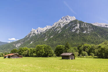 Deutschland, Bayern, Hütten im Karwendelgebirge - FOF13307